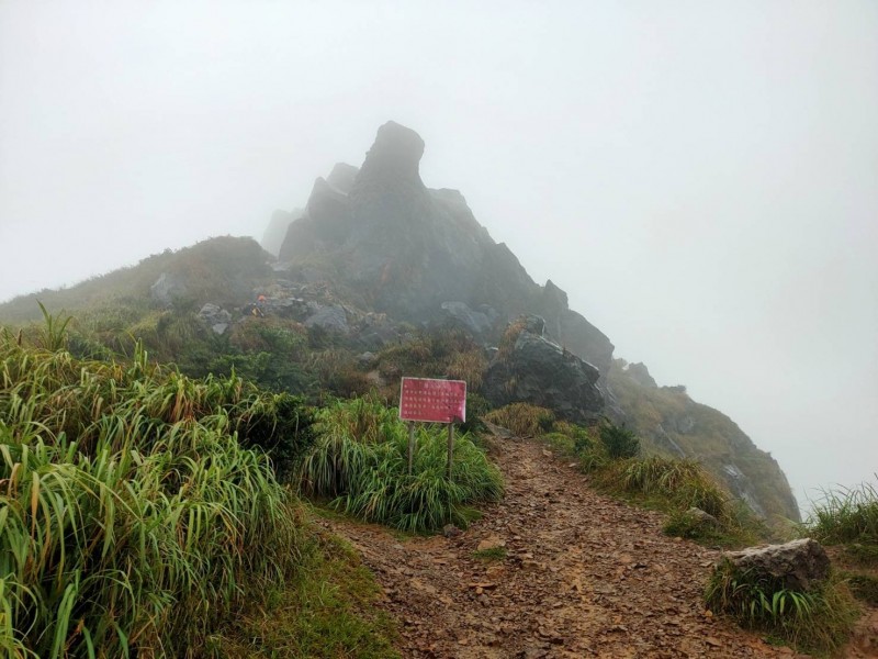 新北市瑞芳區知名茶壺山登山步道，驚傳有登山客失足摔落茶壺山洞穴卡在廢棄礦坑內，意識不清，消防隊員急救員將他救出送醫急救。（記者林嘉東翻攝）