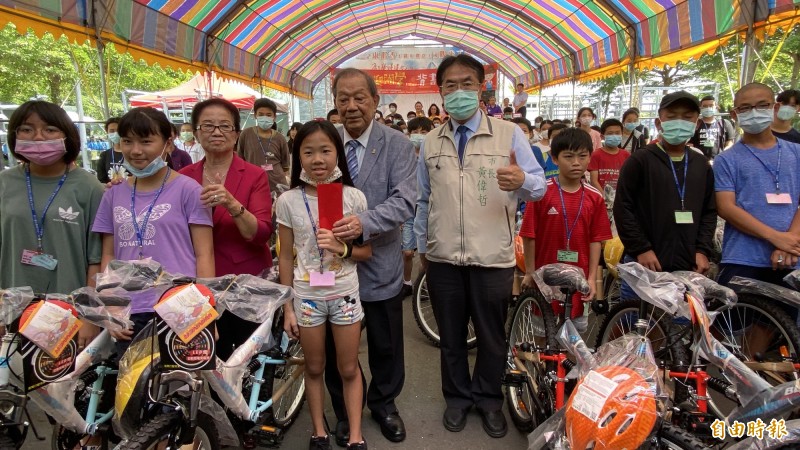 台南市長黃偉哲今天（前右四）出席康那香戴榮吉捐贈助學金，對開放美牛美豬，他說，台南市國中、小營養午餐將只用本國豬、不用外國豬肉。（記者楊金城攝）