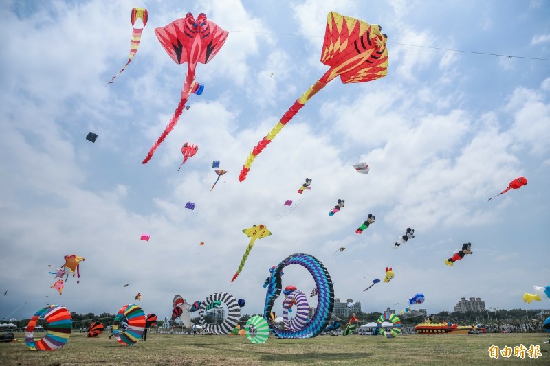 新竹市國際風箏節今天登場，璀璨的各式風箏讓新竹漁港的天空越夜越美麗。（記者洪美秀攝）