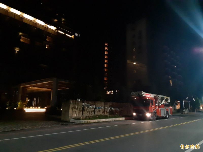 知本金聯世紀酒店今天凌晨又發生頂樓火警，消防車到場。（記者黃明堂攝）