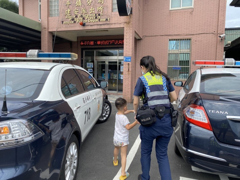 4歲男童逗留車禍現場忘記回家的路，眼尖女警協助返家。（記者李容萍翻攝）