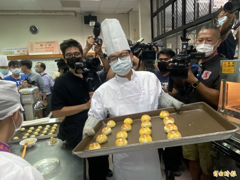 陳其邁到三民家商烘焙教室製作蛋黃酥月餅。（記者黃旭磊攝）