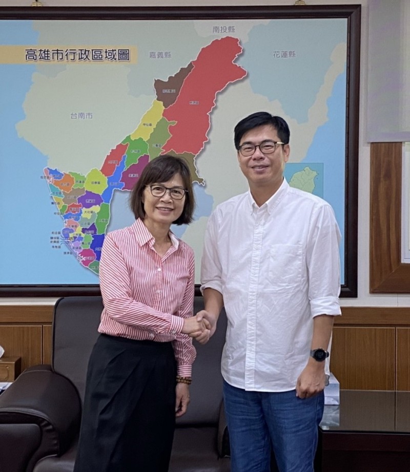 陳其邁上任後,首度拜會議長曾麗燕(左)。(記者葛祐豪翻攝) 陳其邁上任後,首度拜會議長曾麗燕(左)。(記者葛祐豪翻攝)