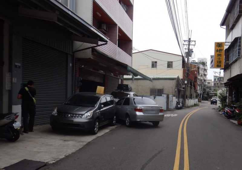 台中市邱姓男子，今天上午駕車途中失去意識撞上路邊汽機車，一度沒有呼吸心跳，送醫後恢復心跳。（記者陳建志翻攝）