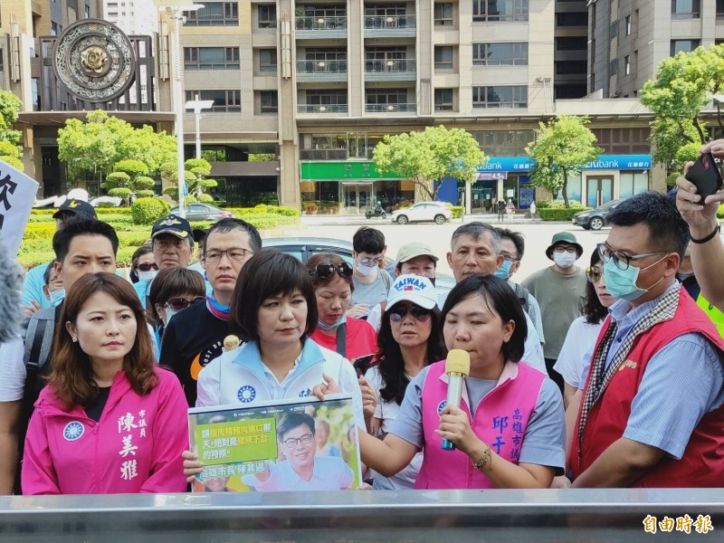 3位國民黨女議員被阻隔於鐵柵門外，怒批高市府傲慢。（記者葛祐豪攝）