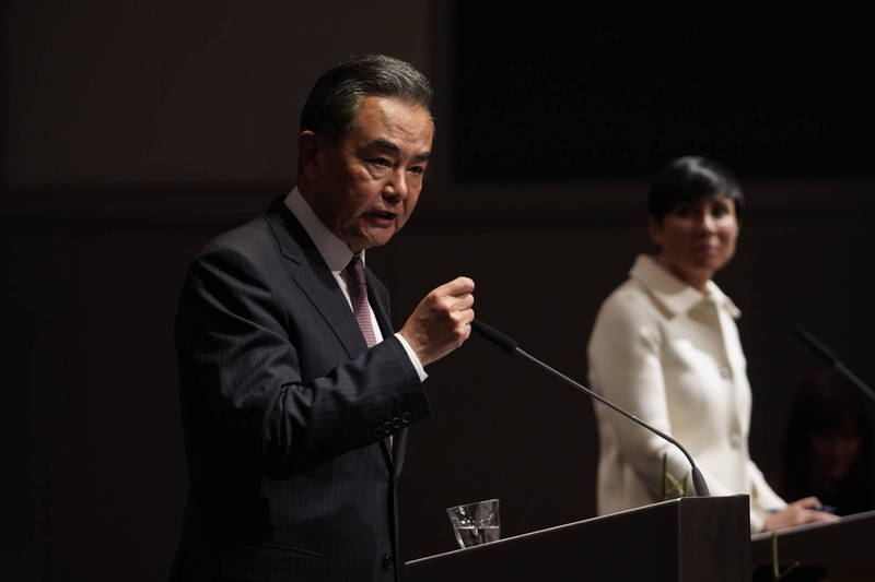 台捷高層級交流引發中國當局不滿，正在訪歐的中國外長王毅也跳腳怒批捷克議長「與14億中國人民為敵」。（歐新社）