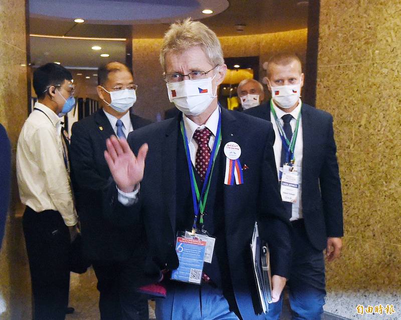 台灣捷克經貿暨投資論壇31日舉行，捷克參議院議長韋德齊（Miloš Vystrčil）（前）出席前向媒體揮手致意。（記者廖振輝攝）