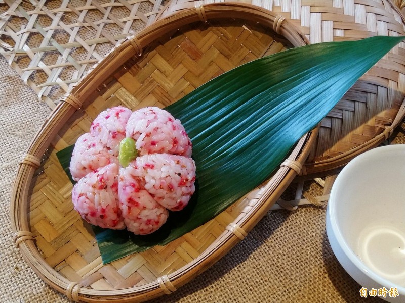 新竹市在地無毒的一期作「好香米」上市了！帶有芋頭香氣的米飯，冷冷的也好吃，更是做壽司的好米飯。（記者洪美秀攝）