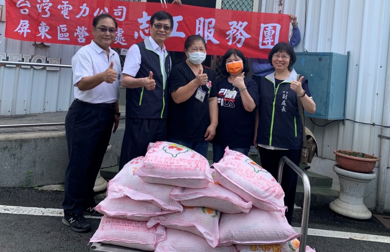 台電屏東區處送白米等物質給了慈善機構幫助弱勢家庭。（記者葉永騫翻攝）