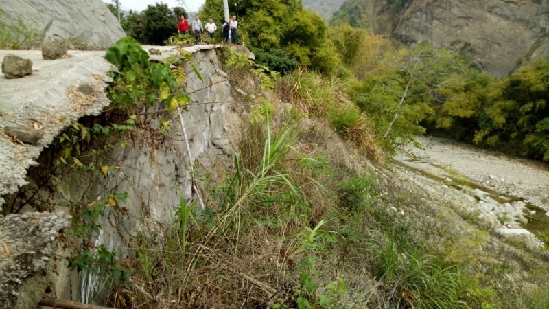 太平區黃竹里福連農路，施工前地基遭淘空流失。（水利局提供）