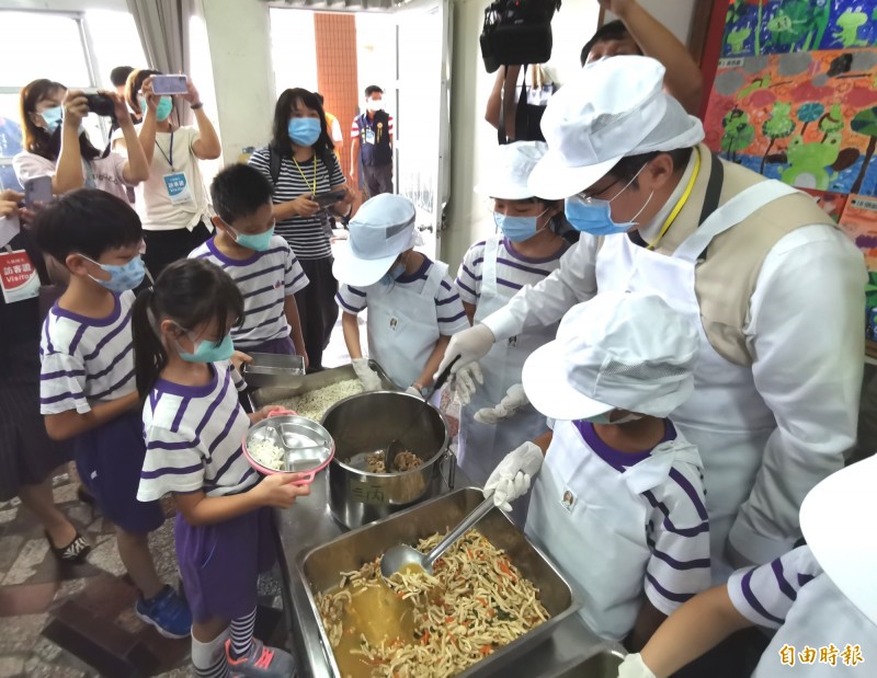 台南市長黃偉哲宣示，中、小學營養午餐，堅持採用國產豬肉。（記者吳俊鋒攝）
