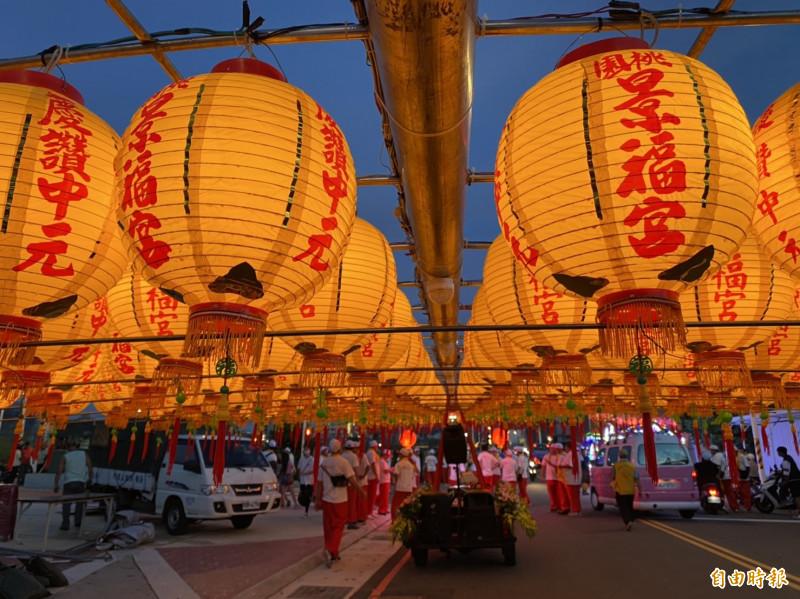 福宮是水燈排車活動從小檜溪重劃區內日光路出發，場面相當壯觀。（記者謝武雄攝）