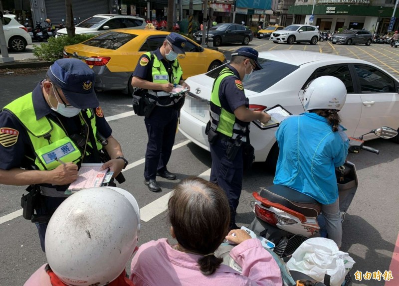 今天全國路口大執法，彰化縣開出543張罰單，其中又以闖紅燈最多446件。（記者湯世名攝）