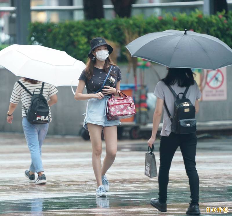 氣象局表示，今天北部及東北部有間歇陣雨，下半天之後降雨將逐漸趨緩。（資料照）