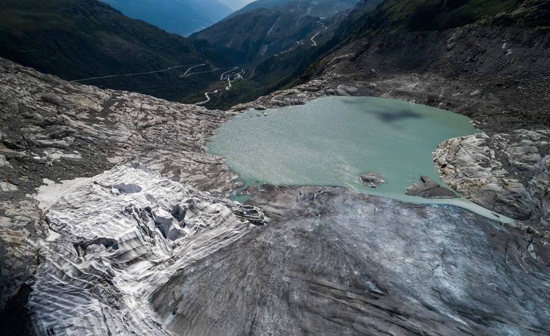 受氣候變遷影響，全球冰蝕湖快速成長。圖為瑞士隆河冰川（Rhone Glacier）尾端的冰蝕湖。（法新社資料照）