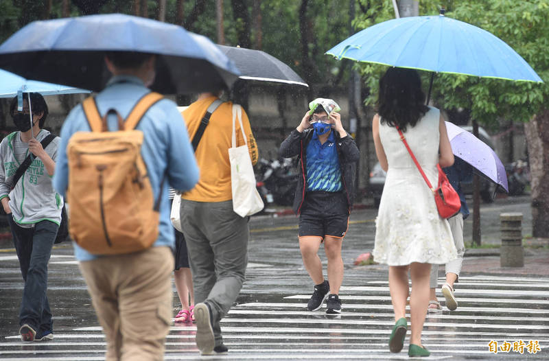 受颱風外圍環流影響，氣象局今上午持續對北北基桃4縣市發布大雨特報，包含大台北及桃園地區有局部大雨發生的機率，易有短時強降雨。（資料照）