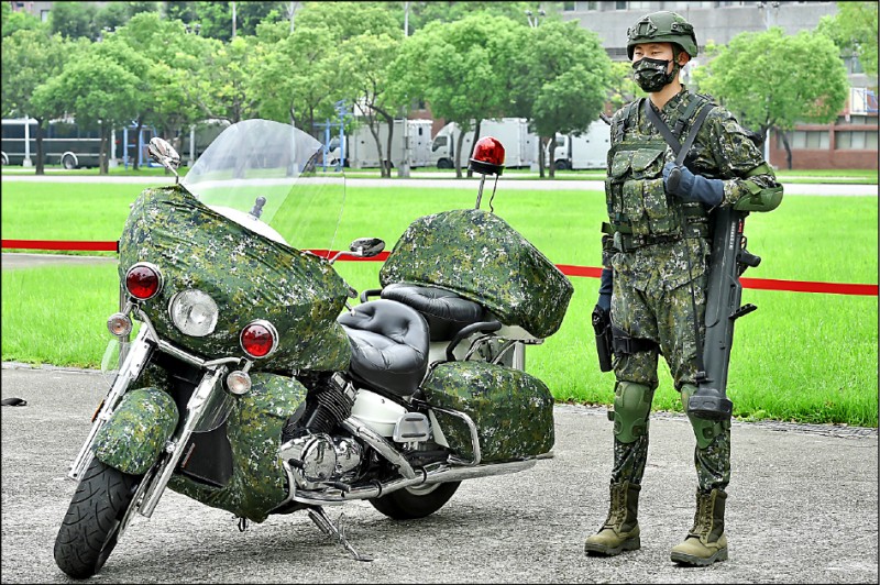 憲兵快速反應連預計後年完成六十五輛重型機車汰換作業，以強化「反斬首」能量。圖為目前快反連憲兵配備重機與紅隼380-近程反裝甲火箭彈。（資料照）