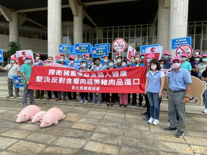 彰化縣養豬協會會員和國民黨縣議員持布條，帶著3隻布偶小豬集結縣府前廣場陳情喊口號。（記者張聰秋攝）