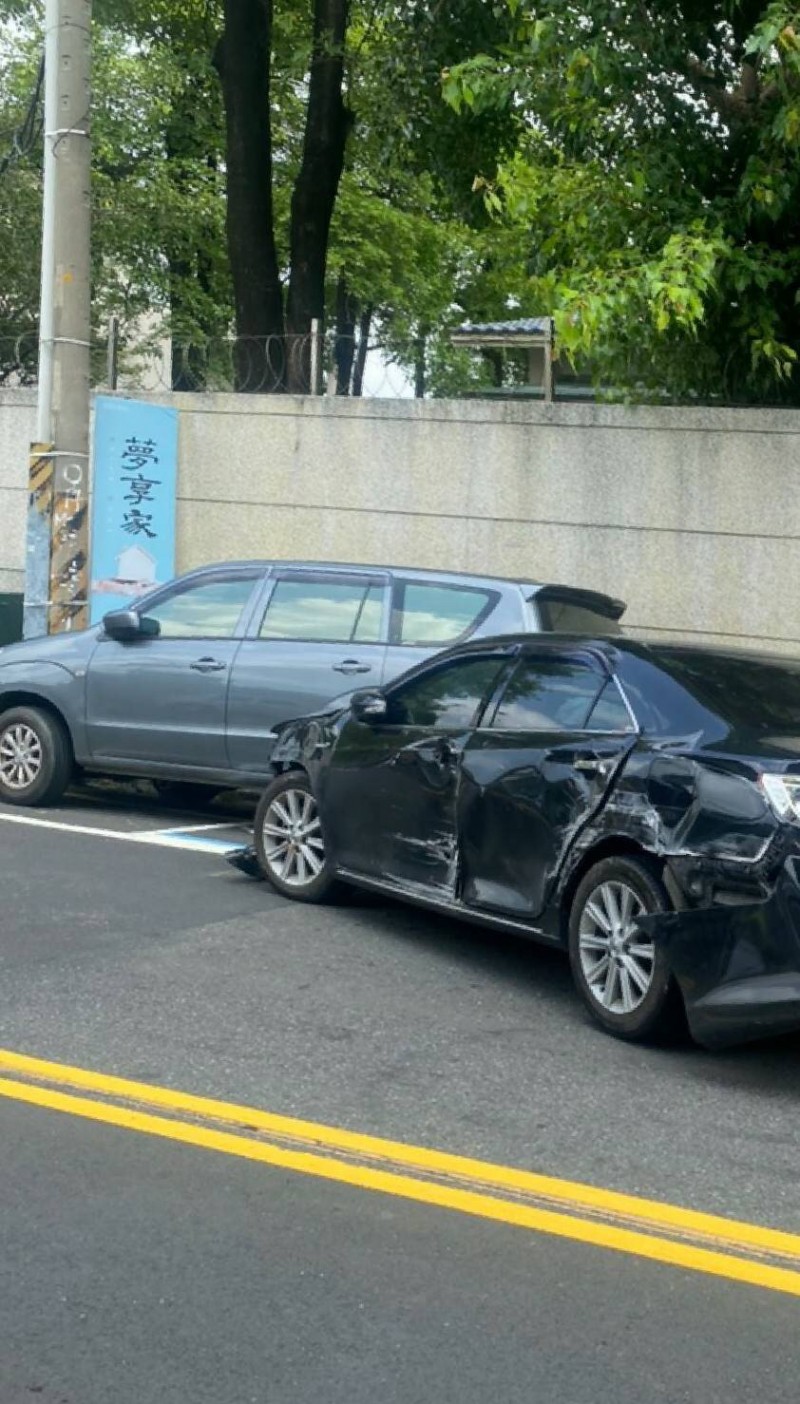 李嫌座車「遍體鱗傷」。（民眾提供）