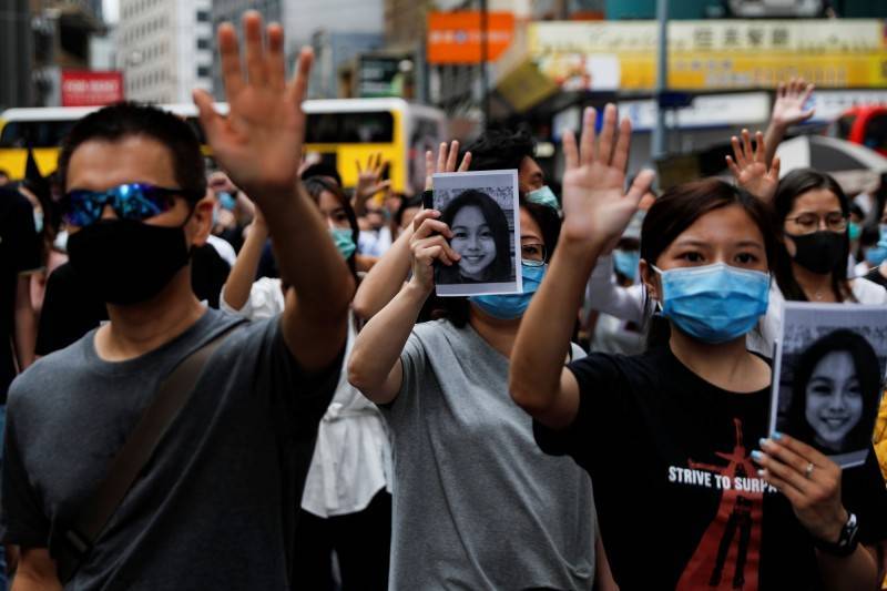 香港「反送中」運動期間，15歲女學生陳彥霖（黑白照者）死亡事件引起關注。（路透）