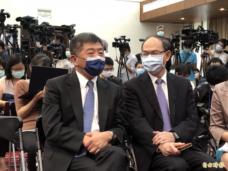 衛福部長陳時中(左)今中午將參加捷克參議院議長韋德齊訪團午宴,現身外交部。右為外交部次長曾厚仁。(記者呂伊萱攝) 衛福部長陳時中(左)今中午將參加捷克參議院議長韋德齊訪團午宴,現身外交部。右為外交部次長曾厚仁。(記者呂伊萱攝)
