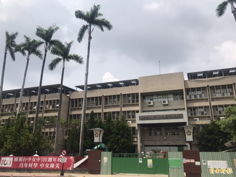 議員接獲民眾陳情指出，台中女中宿舍本學期加裝人臉辨識系統，遭民進黨多位市議員批侵害孩子的隱私權（記者蘇金鳳攝）