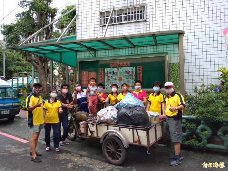 新竹市資源回收的風收站大受歡迎，環保局加碼推出回收集點換好禮活動，到年底都可回收換生活用品，要兌換要快。（記者洪美秀攝）