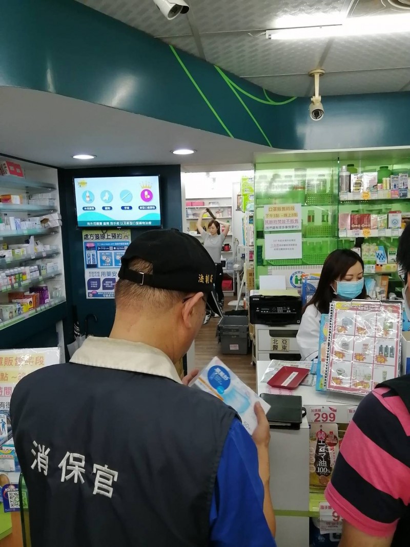 消保官已前往三重地區藥局查訪中國製口罩。（消保官提供）