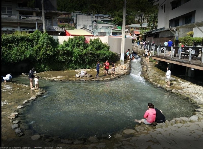 龍巖冽泉景觀池，以往常見遊客戲水。（記者葛祐豪翻攝）