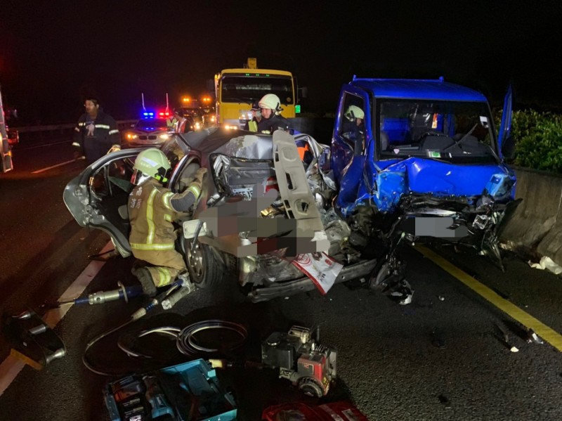 李女的小客車（左）車尾被大貨車猛力一撞，車子失控衝到內側車道，車頭回轉180度，逆向停在內側車道，隨即遭小貨車（右）閃避不及，正面撞上小客車。（記者楊金城翻攝）