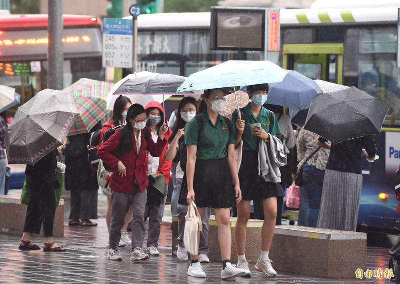 氣象局表示，受到低壓帶影響，各地都是屬於容易下雨的天氣。（資料照）