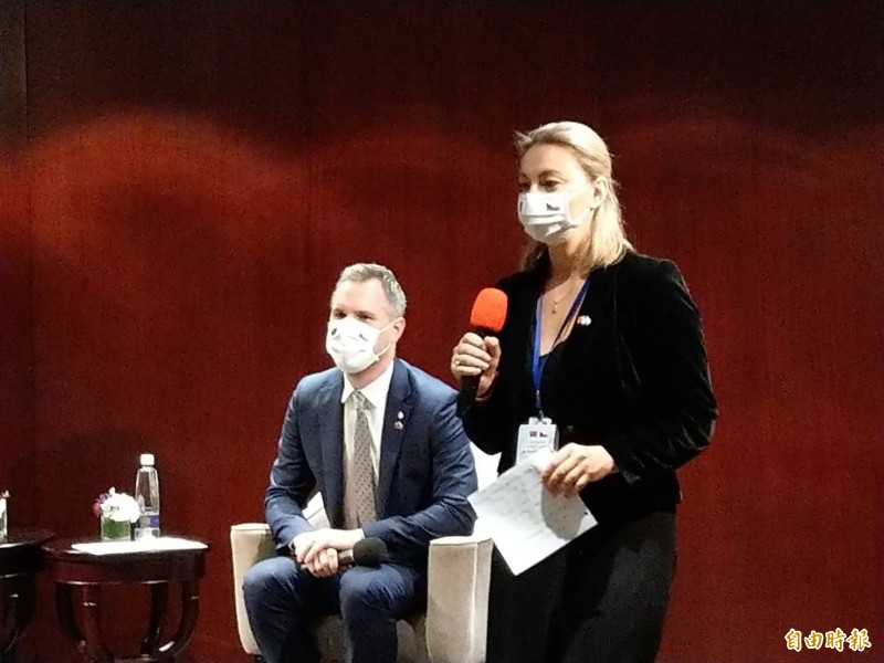 布拉格愛樂總監卡利斯多娃(Kateřina Kalistová)(右)與布拉格市長賀吉普共同宣布樂團明年來台的演出計畫。(記者彭琬馨攝) 布拉格愛樂總監卡利斯多娃(Kateřina Kalistová)(右)與布拉格市長賀吉普共同宣布樂團明年來台的演出計畫。(記者彭琬馨攝)