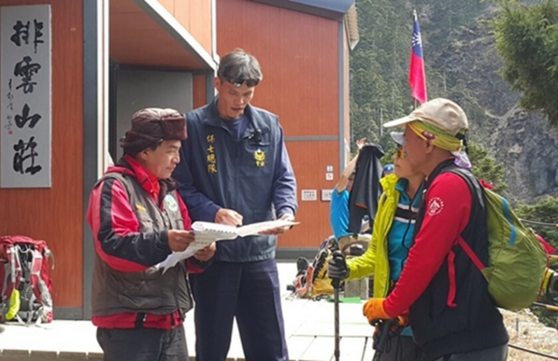 玉山國家公園近來屢傳變更路線或擅闖主峰，玉管處偕同警方稽查，呼籲山友配合規定，以免遭罰或停權。（玉管處提供）