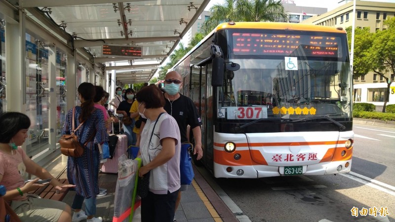 307路公車是大台北地區班次最密集、運量最大的公車路線，北市交通局近日完成接駛審查，由首都客運與台北客運取得。（記者蔡亞樺攝）