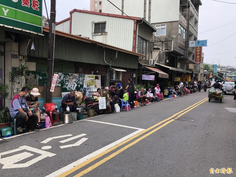 彰化市蛋黃酥名店將從9日起暫停現場販售，今天現場仍大排長龍，有民眾氣得說排隊逾9成是代購。（記者湯世名攝）