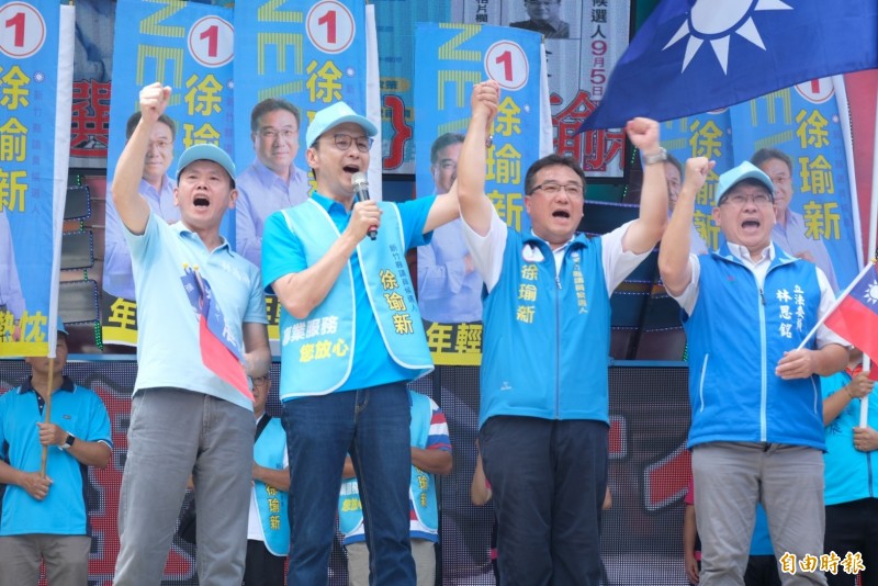 新竹縣議會第19屆議員第4選舉區（關西鎮）缺額補選今天舉行，投票率42.05％，開票結果國民黨徐瑜新（右2）得票數最高。（記者廖雪茹攝）