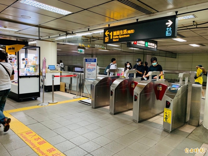 單日平均運量高達200萬人次的台北捷運公司，一年代為處理的遺失物約30萬件。（記者蔡亞樺攝）