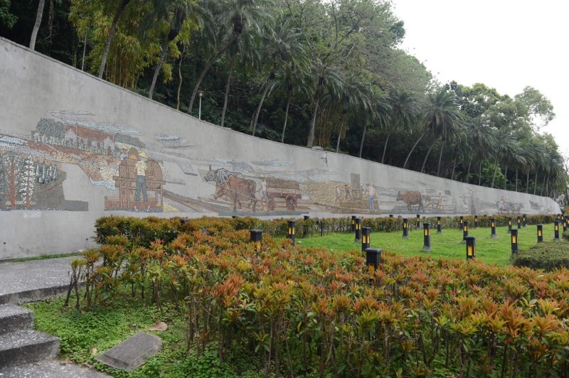 台北劍潭公園的馬賽克壁畫「從農業社會到工業社會」。（蕭文杰提供）