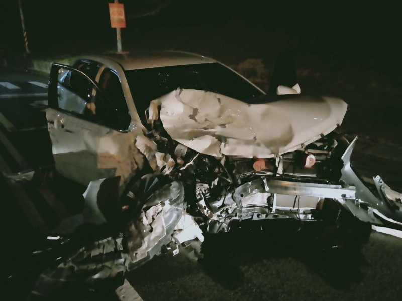 肇事小客車車頭撞成全毀。（記者張勳騰翻攝）