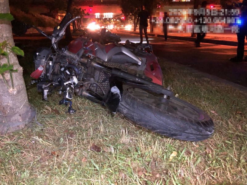 一名蔡姓男子昨晚騎重機在大里環河路自撞，車頭嚴重毀損當場死亡。（記者陳建志翻攝）