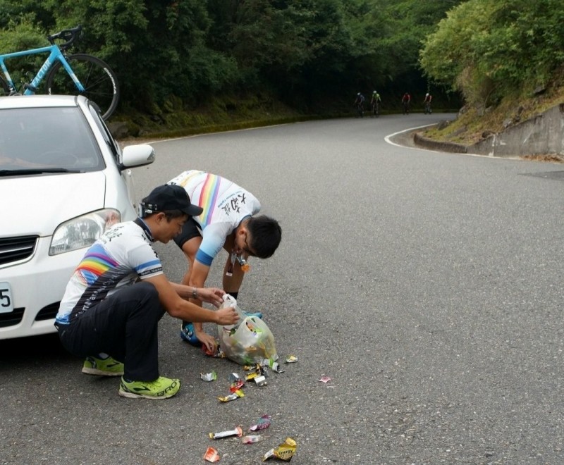 大南投車隊派員在合歡山武嶺自行車比賽路旁協助清理垃圾情形。（大南投車隊提供）