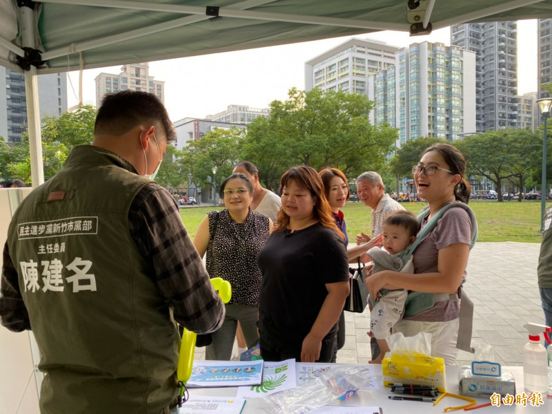 新竹市民進黨部開辦行動服務站，首站就到關新公園，用接地氣方式和民眾互動，除有氣球送小朋友，也由黨籍市議員和主委跟市民溝通公共政策與議題，大人小孩都開心。（記者洪美秀攝）