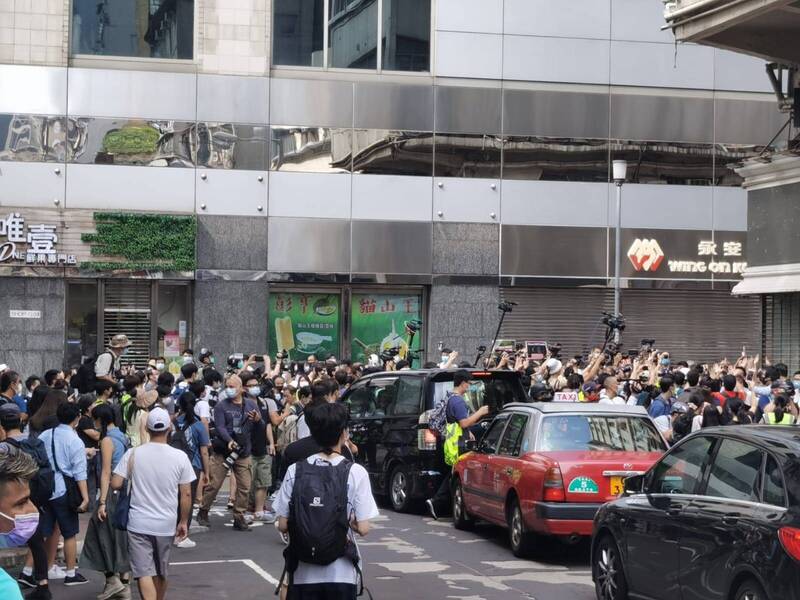 香港九龍遊行今登場，目前旺角及麻油地有人被依不同理由遭港警帶上警車。圖為香港九龍遊行示威現場情況。（翻攝香港警察粉專）