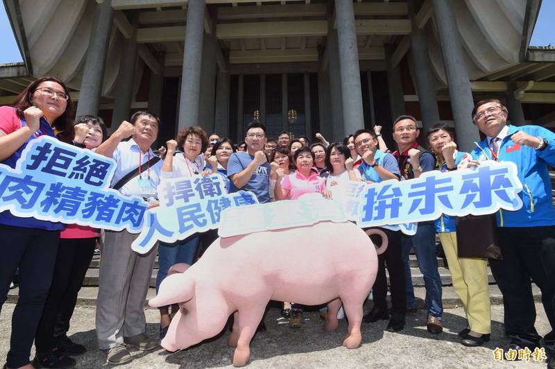 國民黨主席江啟臣6日舉行「捍衛台灣豬，瘦肉精零檢出，啟動公投連署」記者會，宣布正式啟動公投連署。（記者方賓照攝）