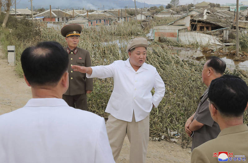 梅莎颱風侵襲朝鮮半島，北韓領導人金正恩昨日親自視察災區，下令撤換當地官員，並在一封給勞動黨員的公開信中，宣稱將從平壤調動1萬2千名黨員到災區重建。（美聯社）
