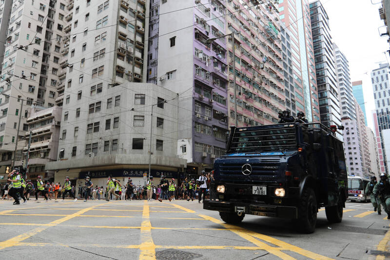 香港手足今日發起九龍遊行，港警目前已出動裝甲車、水炮車戒備。圖為港警裝甲車示意圖。（彭博）