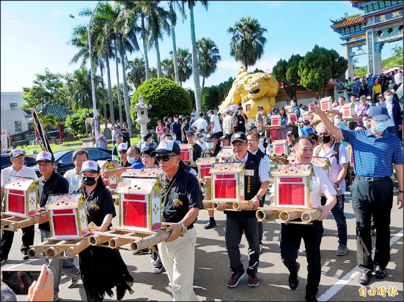 新竹縣新埔褒忠亭義民廟15聯庄祭典活動昨天下午3點進行放水燈儀式。
（記者廖雪茹攝）