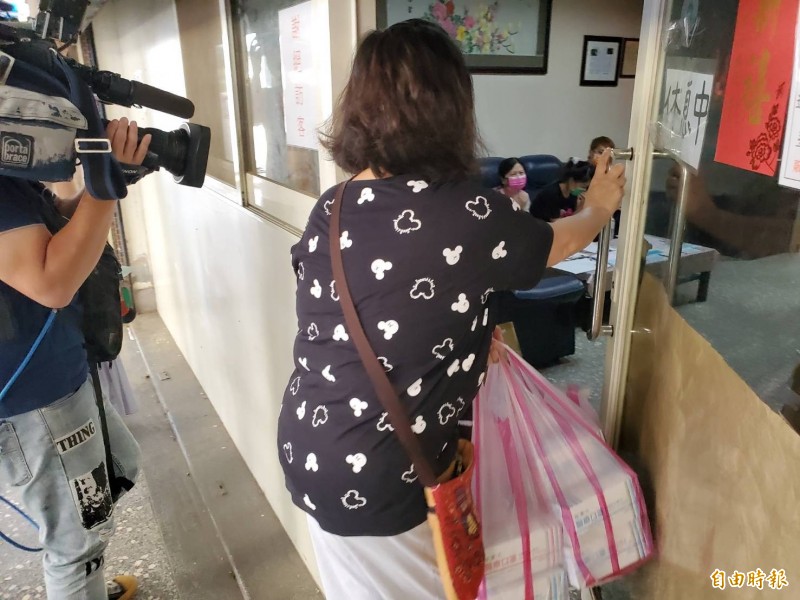 早上有民眾持盒裝口罩至加利科技退貨。(記者陳心瑜攝) 早上有民眾持盒裝口罩至加利科技退貨。(記者陳心瑜攝)