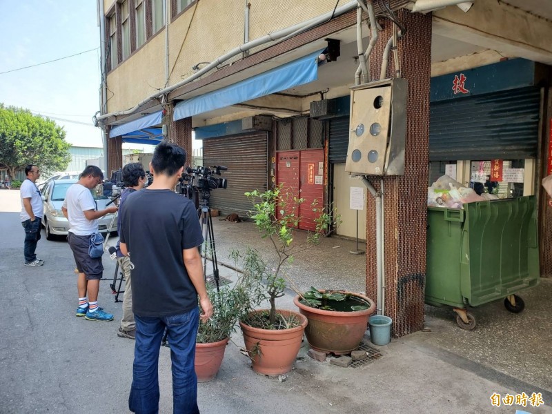 加利科技鐵捲門半開。(記者陳心瑜攝) 加利科技鐵捲門半開。(記者陳心瑜攝)