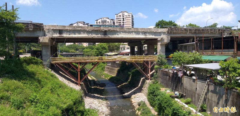 高速公路局北區養護工程分局辦理「中山高速公路1K+093麥金路穿越橋預力梁更換工程」，預計今天晚上10點封閉道路到明天早上6點。（記者俞肇福攝）